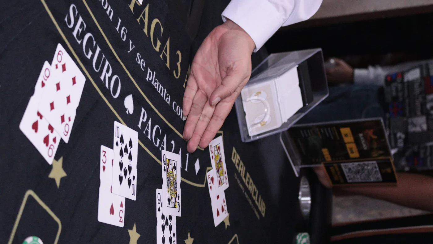 Mesa de Blackjack de DealerClub durante el reparto de cartas