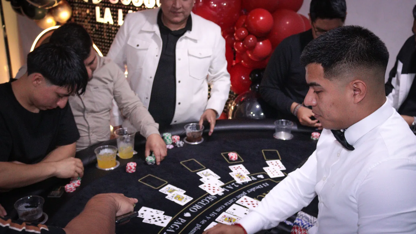 Invitados jugando en una mesa de DealerClub durante un evento privado