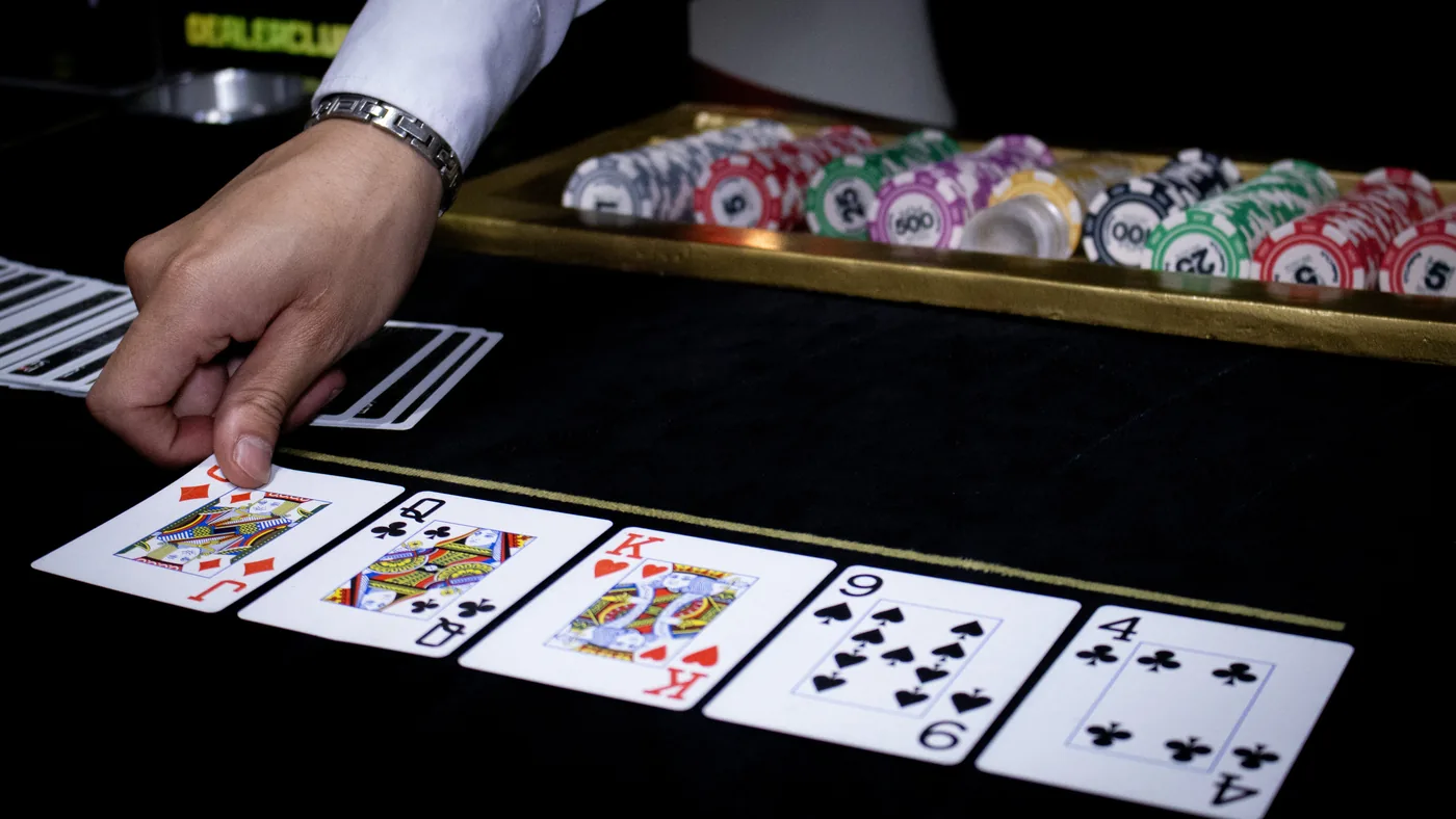 Mesa de Póker de DealerClub con el board servido y el rack de fichas