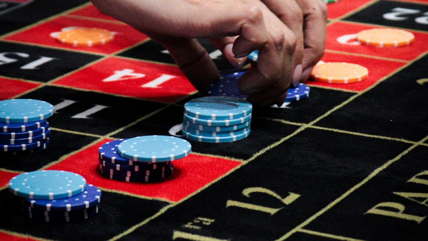 Dealer de DealerClub colocando fichas sobre el paño de la ruleta